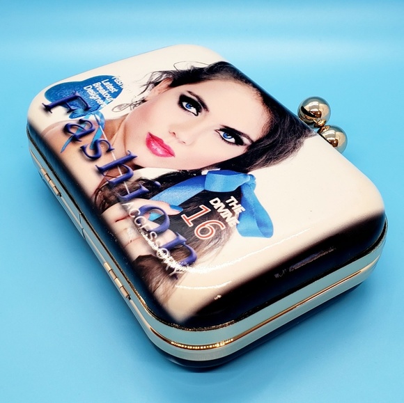 Model marketing graphics hard shell clutch crossbody bag - Picture 5 of 7